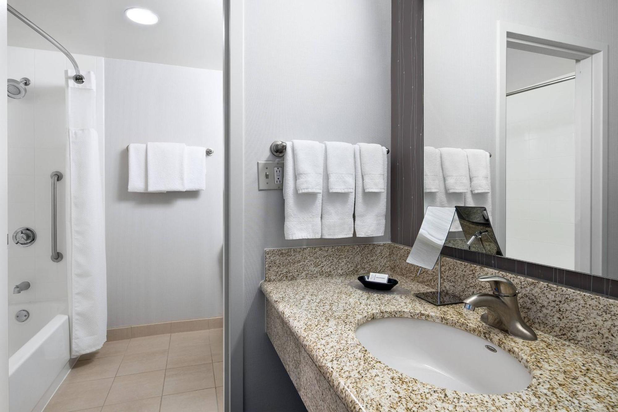 Courtyard By Marriott Pittsburgh Airport Otel Coraopolis Dış mekan fotoğraf