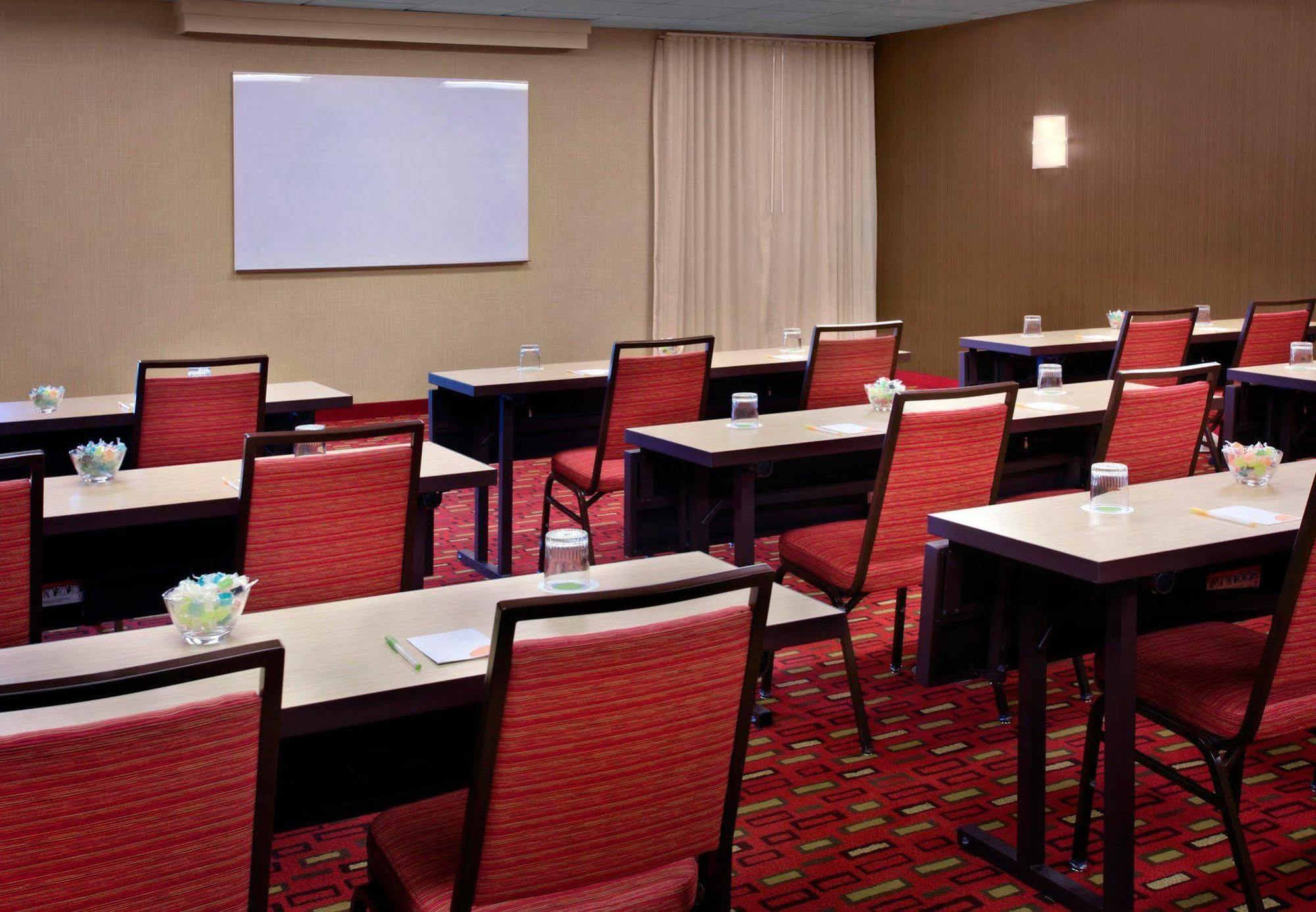 Courtyard By Marriott Pittsburgh Airport Otel Coraopolis Dış mekan fotoğraf